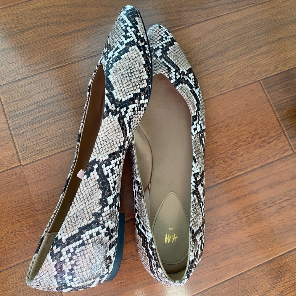 H&M Women’s Snakeskin Vegan Leather Point Toe Slip On Ballet Flats Size 40/ 9.5
